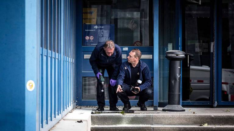 Sporen van de poging tot brandstichting worden onderzocht (foto: Rob Engelaar Fotografie).