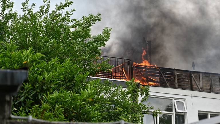 De vlammen zijn te zien op een dakterras. (Foto: Tom van der Put / SQ Vision Mediaprodukties)