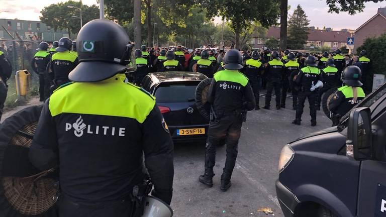 Politie in actie tijdens rellen in Eindhoven (archieffoto)