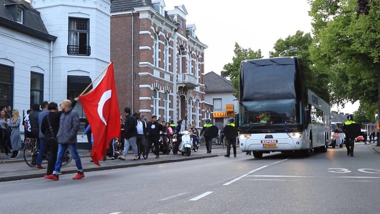 Pegida-demonstranten vertrekken onder politiebegeleiding met de bus uit Eindhoven