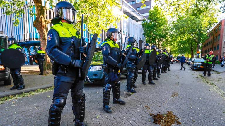 ME'ers houden actievoerders en demonstranten uit elkaar (foto: Dave Hendriks).