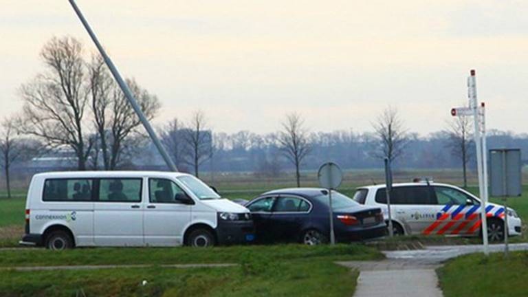 De politie bij het Volkswagenbusje en de BMW (foto: Charles Mallo/SQ Vision).