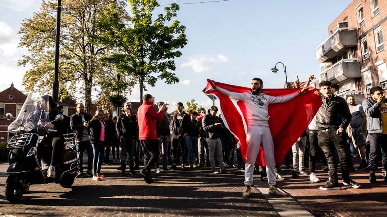 Tegendemonstranten bij de Pegida-demonstratie in Eindhoven. De politie hield tien mensen aan. (Foto: Rob Engelaar).