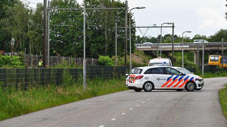 De politie bij de spoorwegovergang (foto: Tom van der Put).