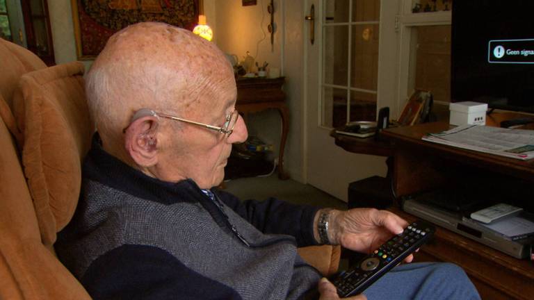 Meneer Van Duin is erg blij dat hij de wetenschap kan helpen (foto: NOS).