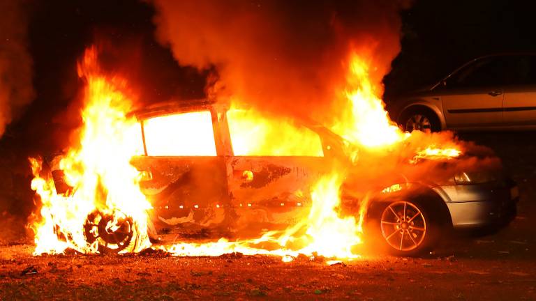 De Opel Astra ging in vlammen op. (Foto: Gabor Heeres / SQ Vision Mediaprodukties)