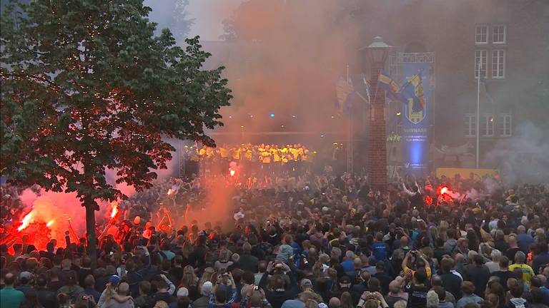 Het Raadhuisplein was afgeladen vol voor de huldiging