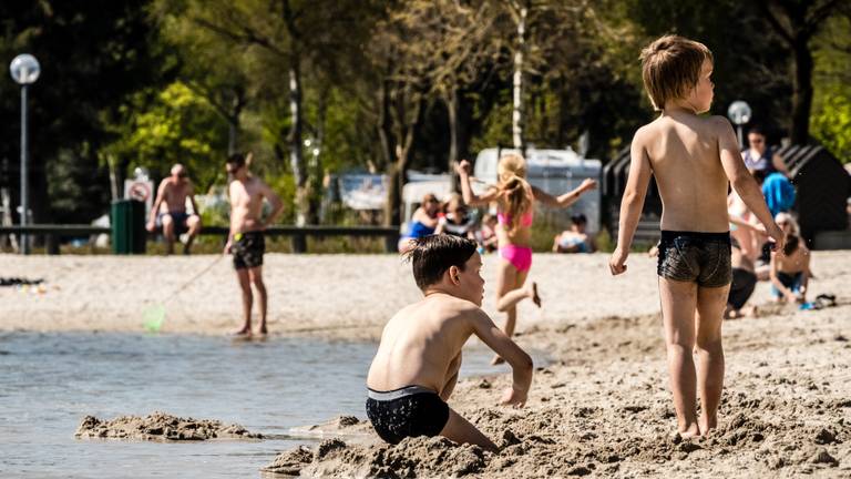 Waterpret tijdens een zomerse dag in Eersel (Foto: ANP)