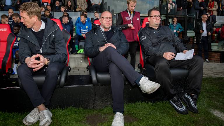 Teammanager Robert Braber naast RKC-trainer Fred Grim (foto: VI Images).