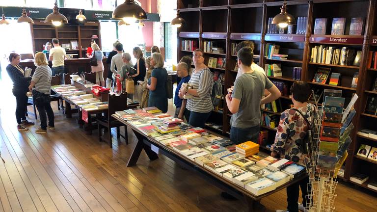 Zaterdag is de laatste dag voor boekhandel Bek in Veghel; vandaag stonden er lange rijen voor de kassa.