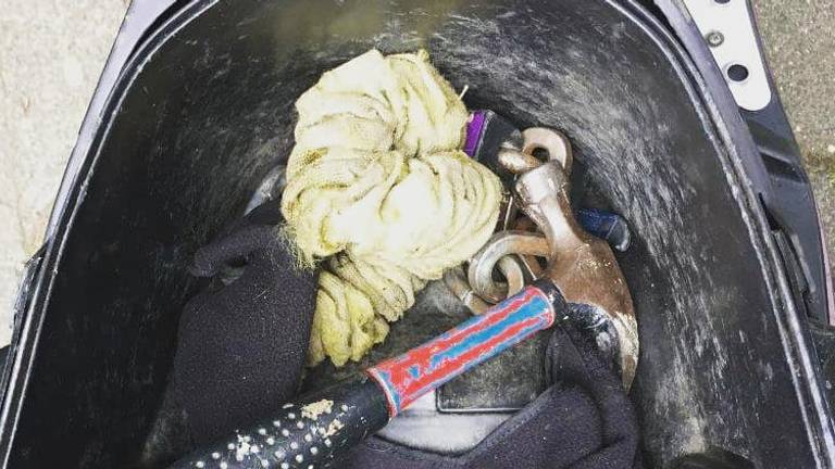 In de scooter vond de politie een klauwhamer en een gezichtsmasker. (foto: politie Oss)