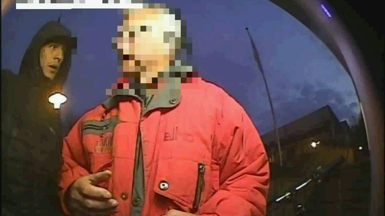 Een van de daders staat duidelijk op camerabeelden. (Foto: politie)