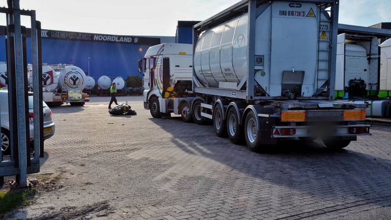 Het ongeluk gebeurde op een bedrijventerrein. (Foto: Anthony DeCock/De Kort Media)