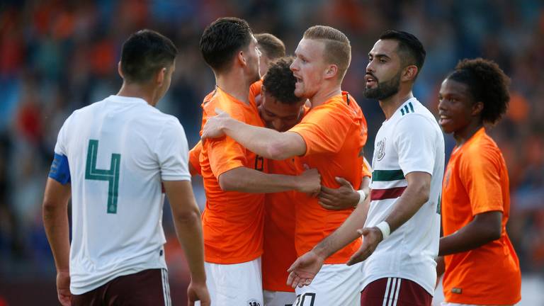 Knuffels voor Donyell Malen na één van zijn goals tegen Mexico. (Foto: VI Images)