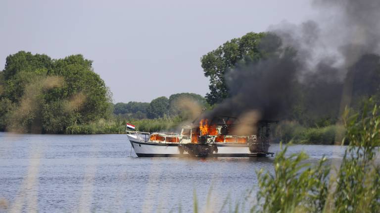 Het vuur werd rond kwart over tien ontdekt. (Foto: SK-Media)