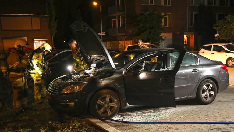 De brandweer controleerde de auto. (Foto: Gabor Heeres/SQ Vision)