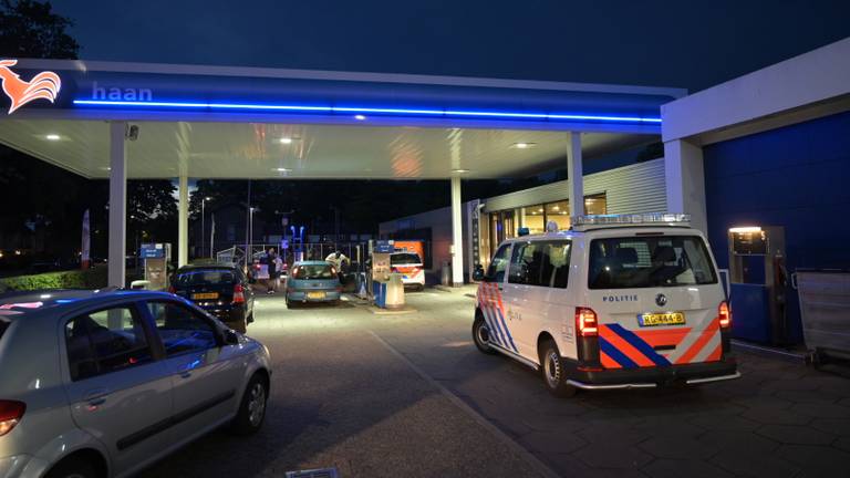 De politie was snel na de overval bij het tankstation in de Beneluxlaan aanwezig. (Foto: Jack Brekelmans)