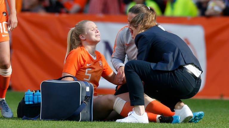 Kika van Es met veel pijn op het veld tijdens duel met Australië (foto: VI Images).