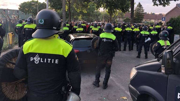 Eind mei moest de politie flink aan de bak toen tegendemonstranten voor onrust zorgden. (Foto: René van Hoof)