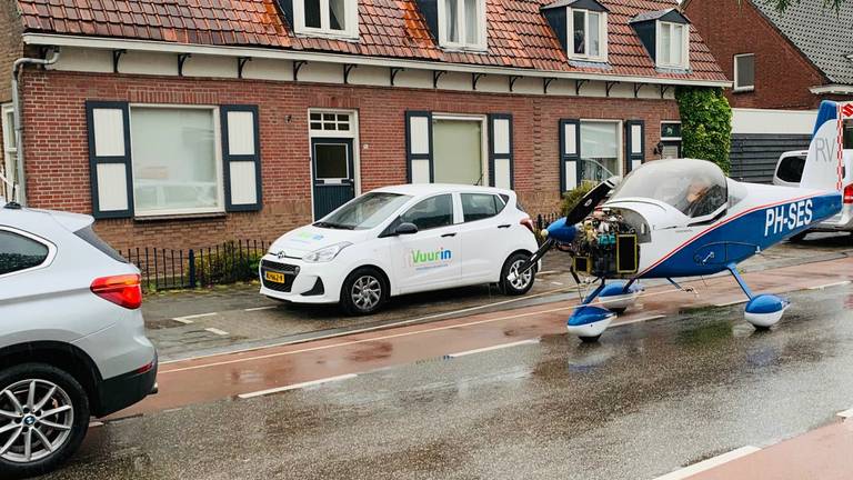 Het vliegtuigje stond bij het spoor te wachten (foto: Robert te Veele).