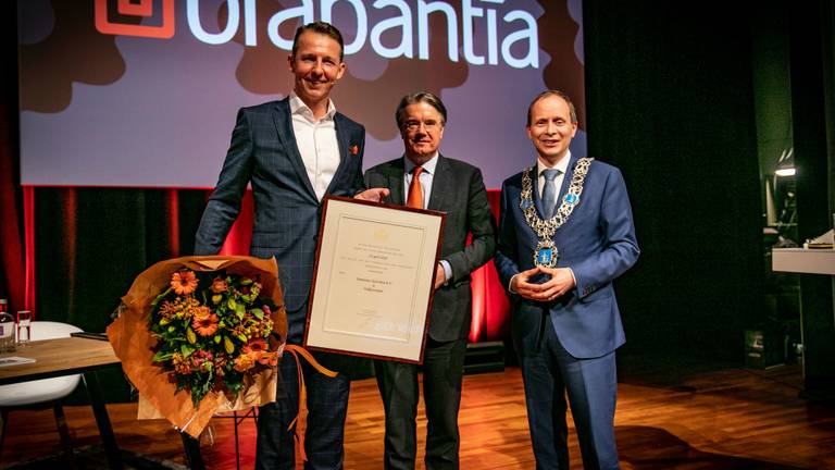 Brabantia-topman Tijn van Elderen, commissaris van de Koning Wim van de Donk en de Valkenswaardse burgemeester Anton Ederveen (foto: Brabantia).