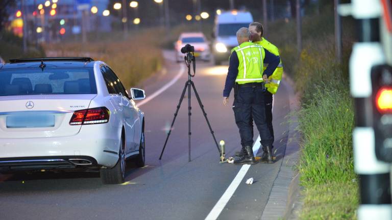 De politie onderzoekt hoe de aanrijding kon plaatsvinden. (Foto: Perry Roovers)