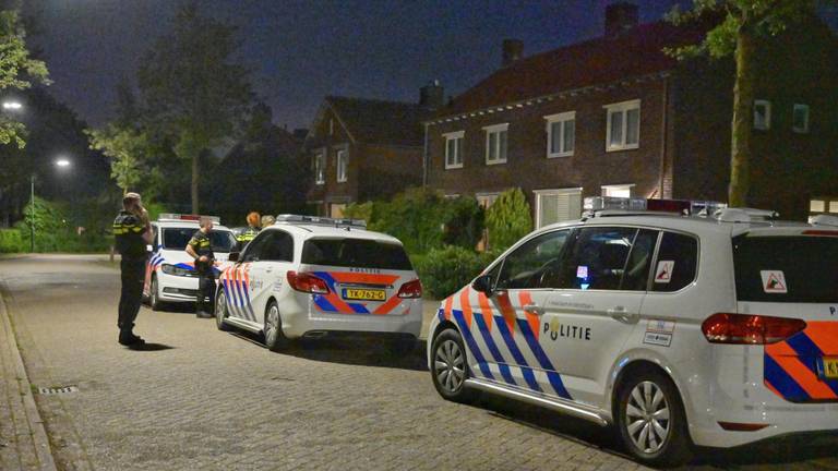 De politie doet onderzoek bij het huis aan de Docfastraat. (Foto: Jack Brekelmans)