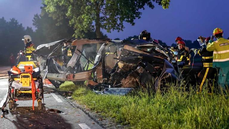 Van de auto is weinig over. (foto: Marcel van Dorst)