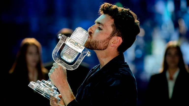 Duncan Laurence kust zijn trofee. (Foto: ANP)