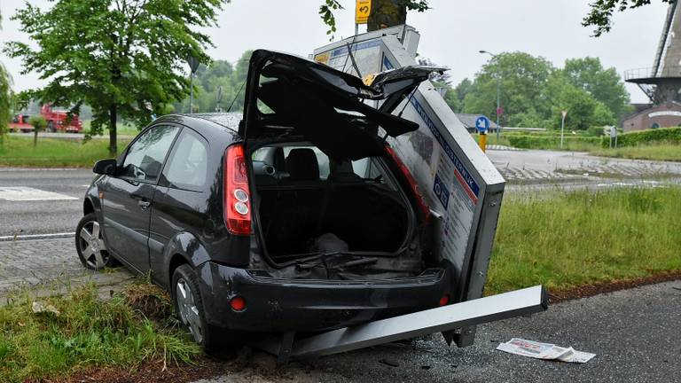 Veel schade aan auto en stadsplattegrond. (Foto: Toby de Kort)