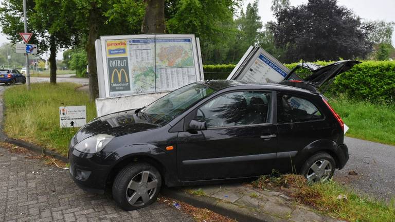 De auto raakte in een slip na een klapband. (Foto: Toby de Kort)