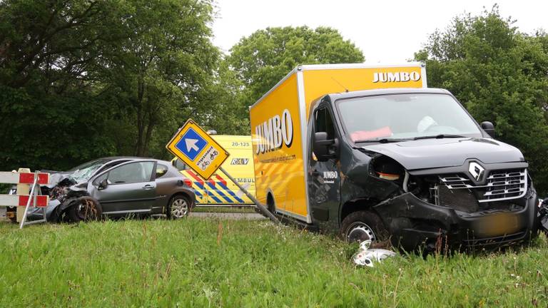 Veel schade aan beide voertuigen. (Foto: Perry Roovers/SQ Vision)