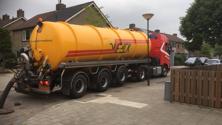 In de wijk Klein Brabant in Vught rijden tankwagens af en aan om het riool te legen. (Foto Twitter @Vught