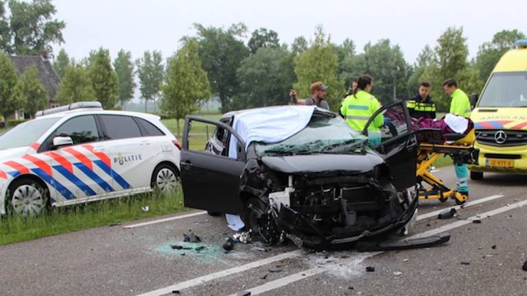 De auto van de vrouw raakte zwaar beschadigd. (Foto: 112Nieuwsonline)