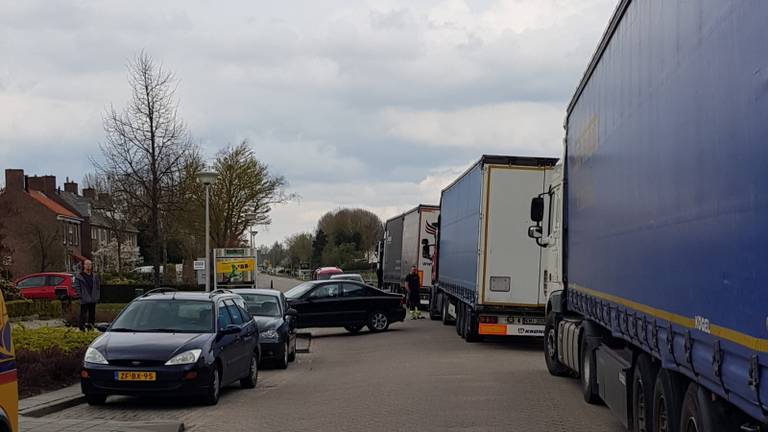 De straat staat vol vrachtwagens