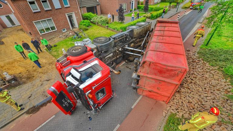 De vrachtwagen kantelde in de straat. (Foto: Rico Vogels/SQ Vision)