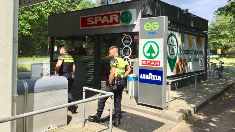 16 jarige jongen probeert tankstation te overvallen met stok. (Foto: Hans van Hamersveld)