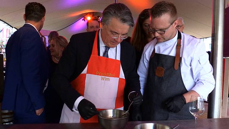 Foto: Wim van de Donk als gelegenheidschef in Bergen op Zoom