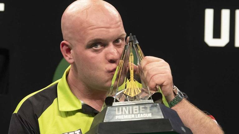 Michael van Gerwen met de Premier League-trofee (foto: Lawrence Lustig/PDC).