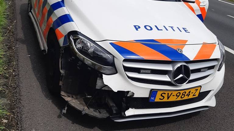 Deze auto is geramd tijdens de achtervolging. (foto: politie Eersel)