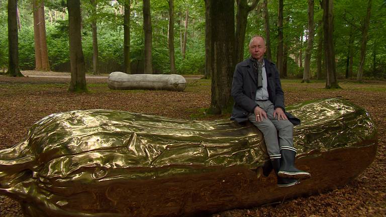 Chris Driessen, hoofdconservator Lustwarande: 'Ik zit gewoon op een enorme, bronzen piemel'.
