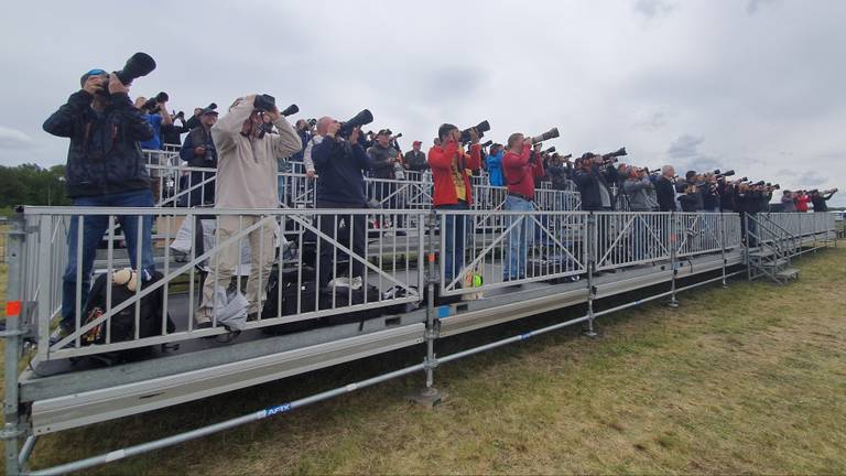 Spotters volgen de staaljagers tijdens de spottersdag op Vliegbasis Volkel (foto: Collin Beijk)