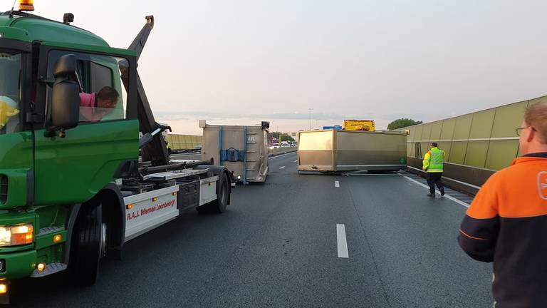 De lading wordt opgeruimd. (Foto: Patrick)