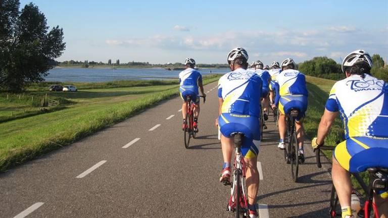 De wielrenners werden lastiggevallen op de Waalbandijk in Gameren. (Foto: Facebook dorpsraad Gameren)