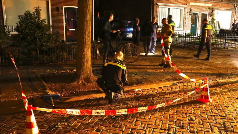 De politie doet onderzoek na de autobrand aan de Ussenstraat. (Foto: Gabor Heeres/SQ Vision)