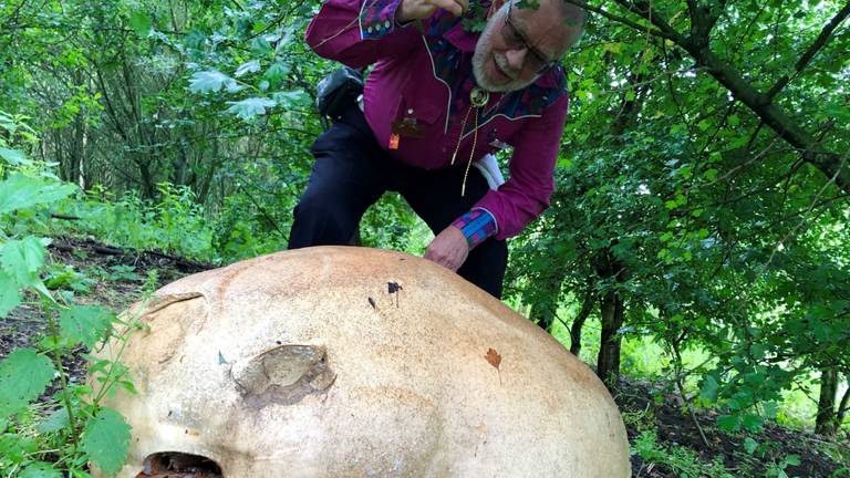 Willy Heesakkers is trots op de vondst van megapaddenstoel. (Foto: Nicole Melchers)