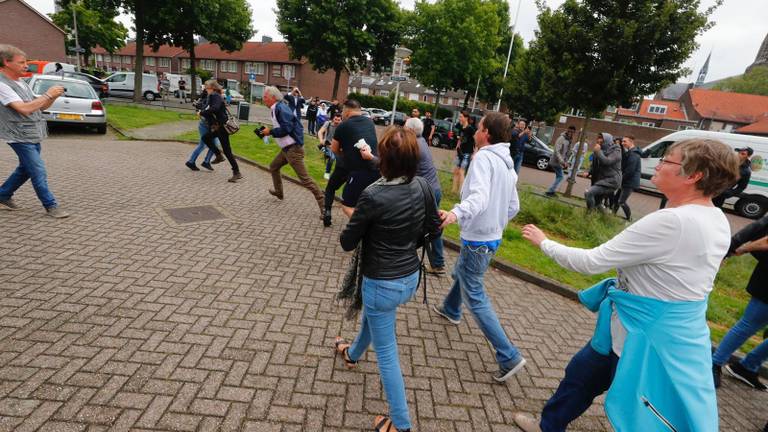 Edwin Wagensveld wordt belaagd bij de flyeractie. (Foto: Dave Hendriks/SQ Vision)