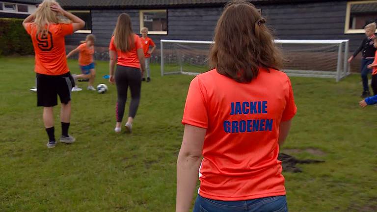 Annemieke (10) is groot fan van Jackie Groenen. (beeld: Jan Waalen)