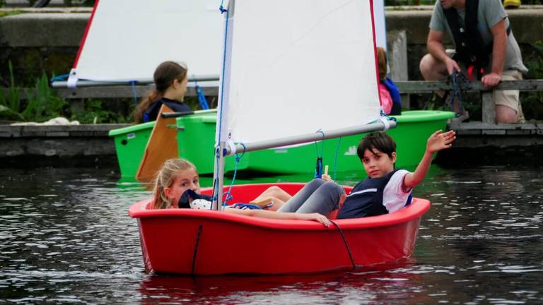 Kinderen mogen zelfstandig varen in een bootje niet langer dan 7 meter (foto: Dominic van Corstanje)