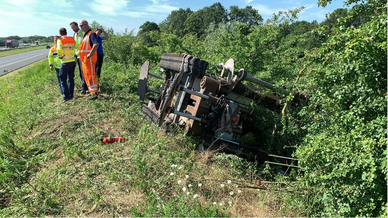 Het ongeluk gebeurde op de geluidswal langs de A50 bij Nistelrode. (Foto: AS Media)